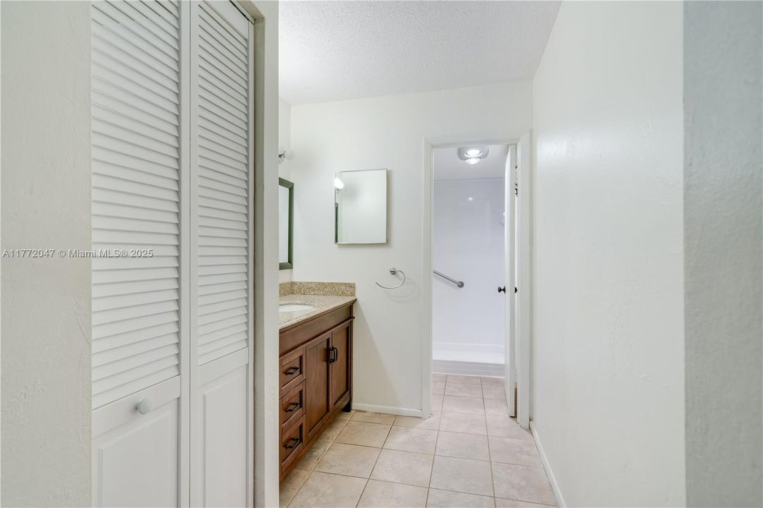 Recently Sold: $200,000 (1 beds, 1 baths, 895 Square Feet)