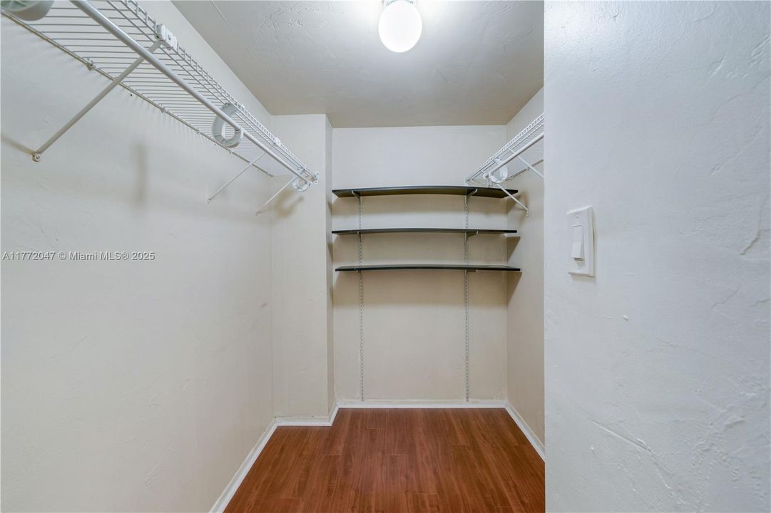 Recently Sold: $200,000 (1 beds, 1 baths, 895 Square Feet)