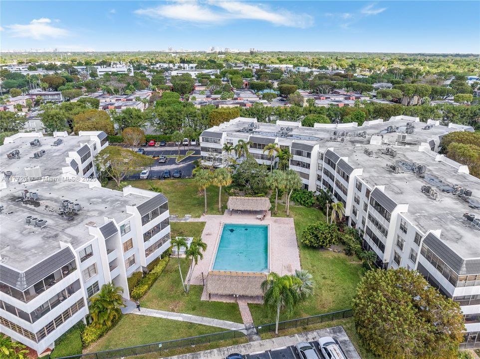 Recently Sold: $200,000 (1 beds, 1 baths, 895 Square Feet)