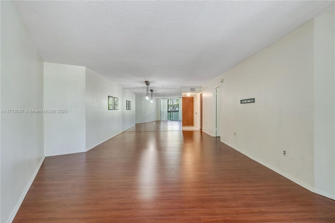 Recently Sold: $200,000 (1 beds, 1 baths, 895 Square Feet)