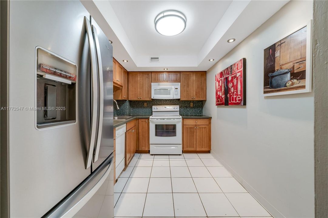 Recently Sold: $200,000 (1 beds, 1 baths, 895 Square Feet)