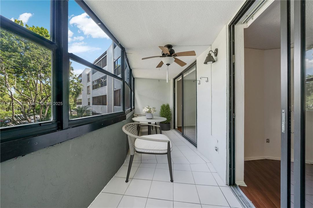 Recently Sold: $200,000 (1 beds, 1 baths, 895 Square Feet)