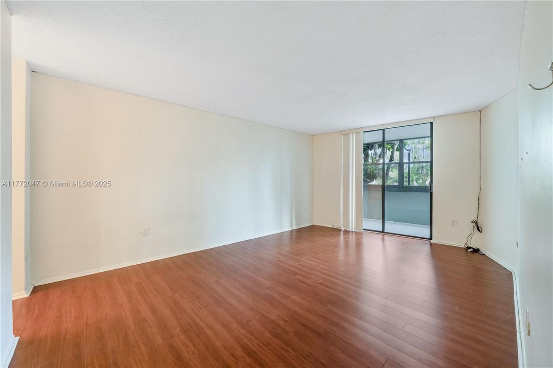 Recently Sold: $200,000 (1 beds, 1 baths, 895 Square Feet)
