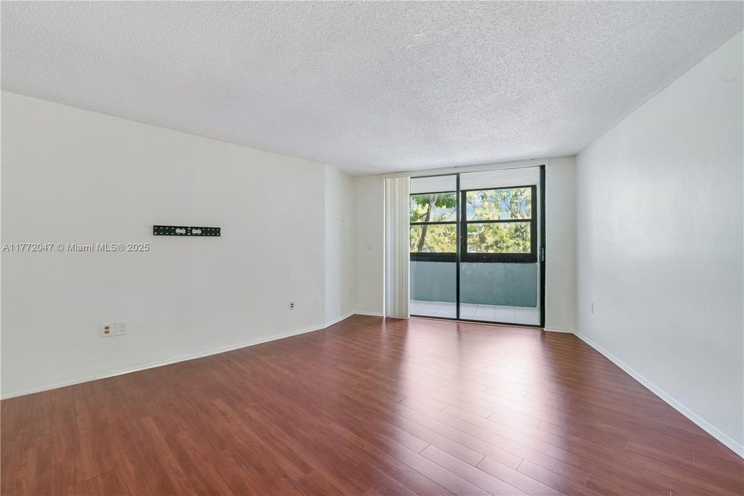 Recently Sold: $200,000 (1 beds, 1 baths, 895 Square Feet)