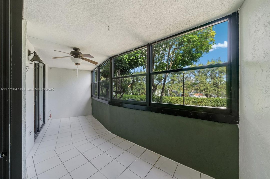 Recently Sold: $200,000 (1 beds, 1 baths, 895 Square Feet)