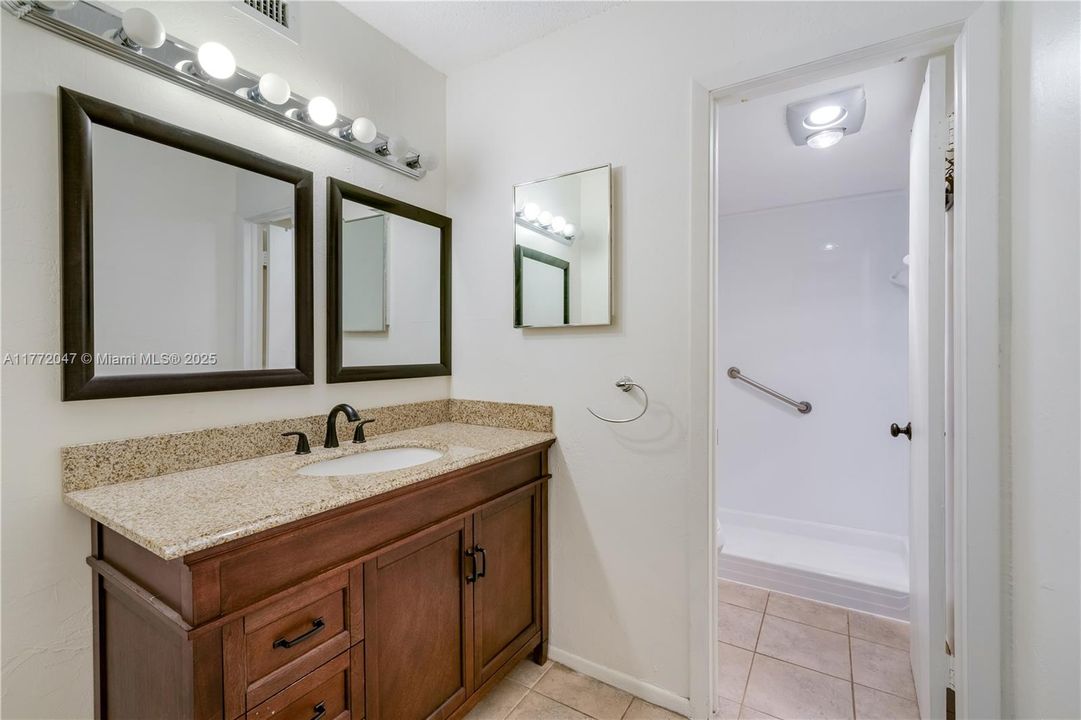 Recently Sold: $200,000 (1 beds, 1 baths, 895 Square Feet)