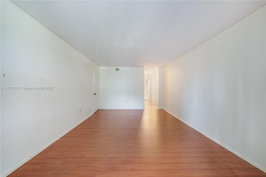 Recently Sold: $200,000 (1 beds, 1 baths, 895 Square Feet)