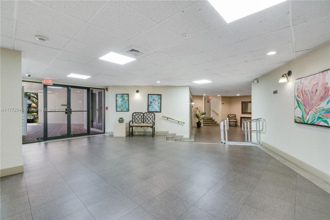 Recently Sold: $200,000 (1 beds, 1 baths, 895 Square Feet)