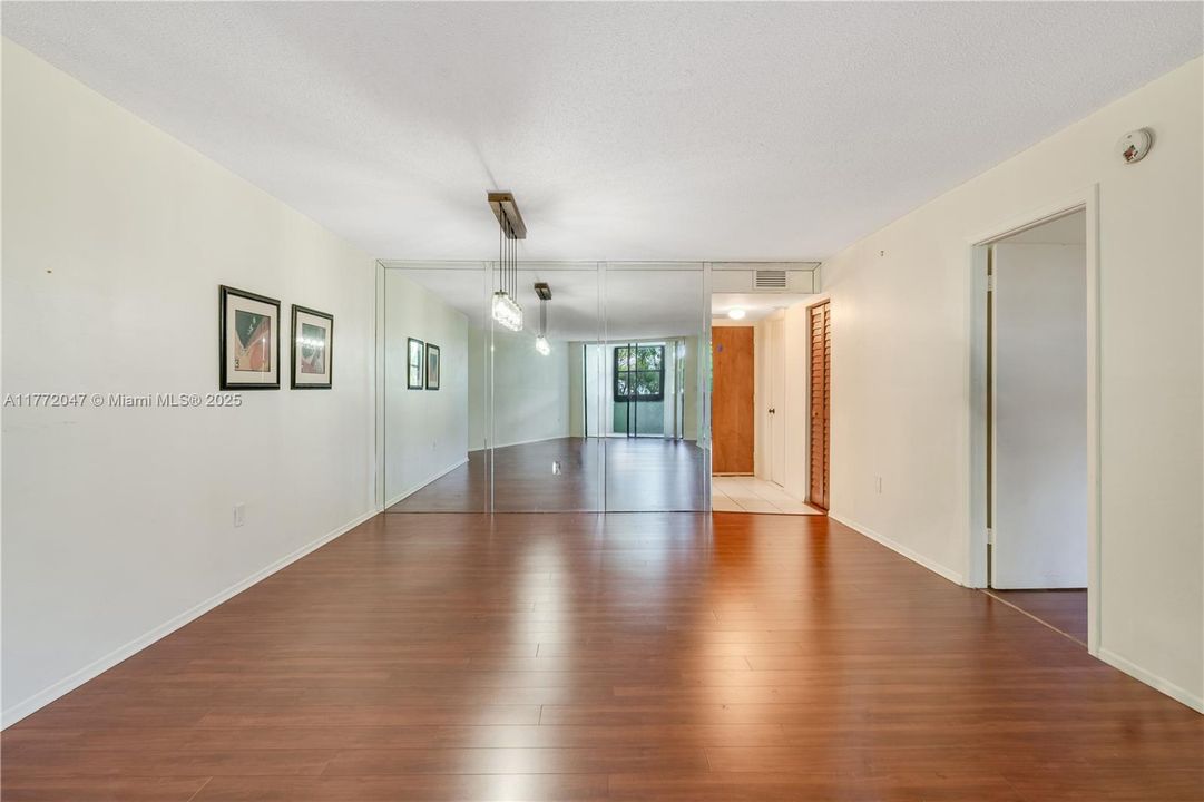 Recently Sold: $200,000 (1 beds, 1 baths, 895 Square Feet)