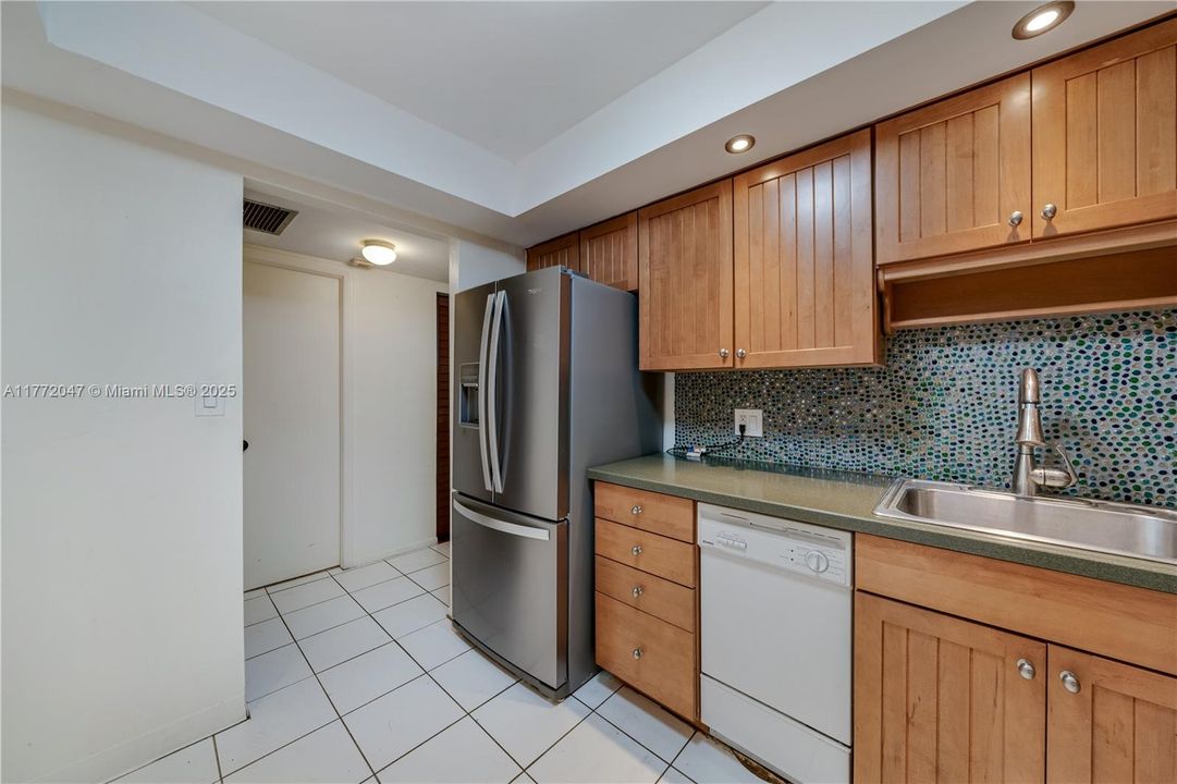 Recently Sold: $200,000 (1 beds, 1 baths, 895 Square Feet)