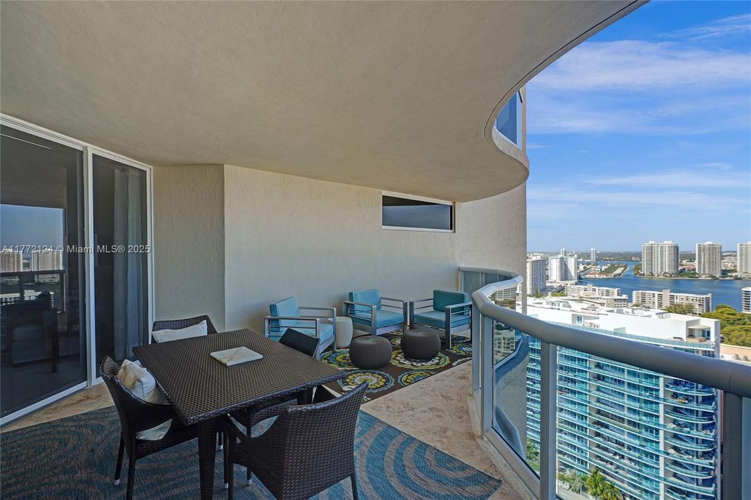 Recently Sold: $2,200,000 (3 beds, 3 baths, 1840 Square Feet)