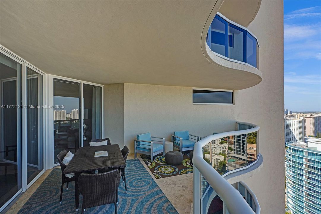 Recently Sold: $2,200,000 (3 beds, 3 baths, 1840 Square Feet)