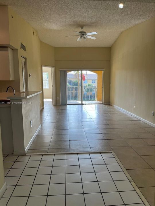 Недавно арендовано: $2,200 (2 спален, 2 ванн, 1230 Квадратных фут)