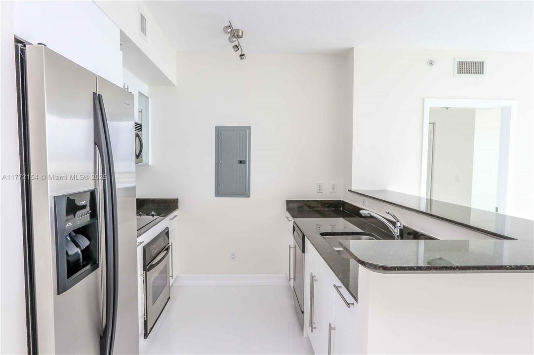 Recently Rented: $3,800 (2 beds, 2 baths, 1169 Square Feet)