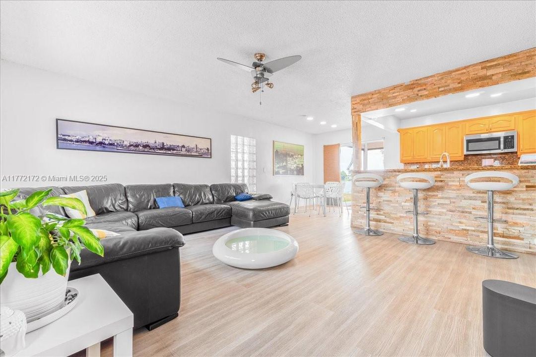 最近售出: $660,000 (4 贝兹, 2 浴室, 1369 平方英尺)