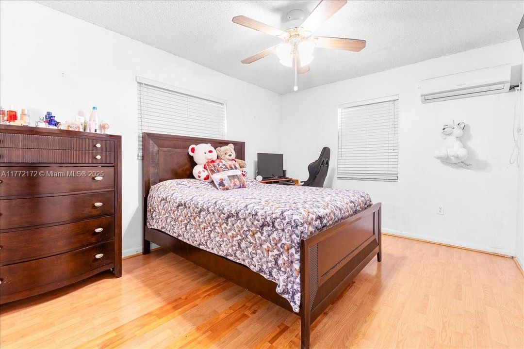 最近售出: $660,000 (4 贝兹, 2 浴室, 1369 平方英尺)