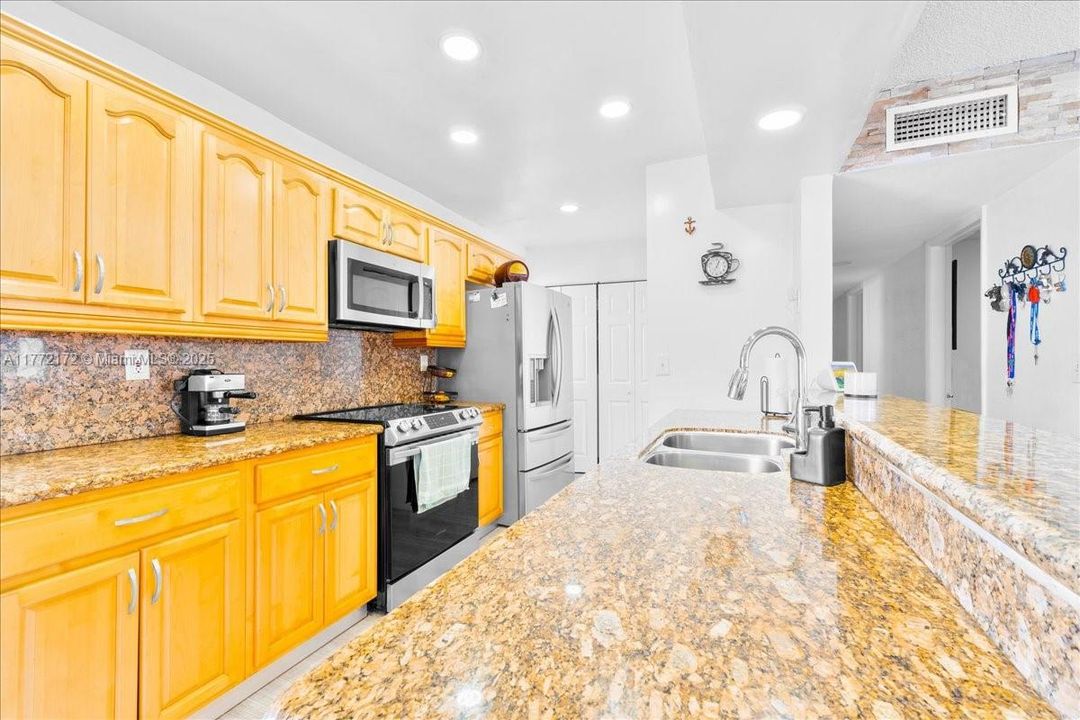 最近售出: $660,000 (4 贝兹, 2 浴室, 1369 平方英尺)