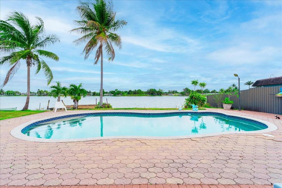 最近售出: $660,000 (4 贝兹, 2 浴室, 1369 平方英尺)