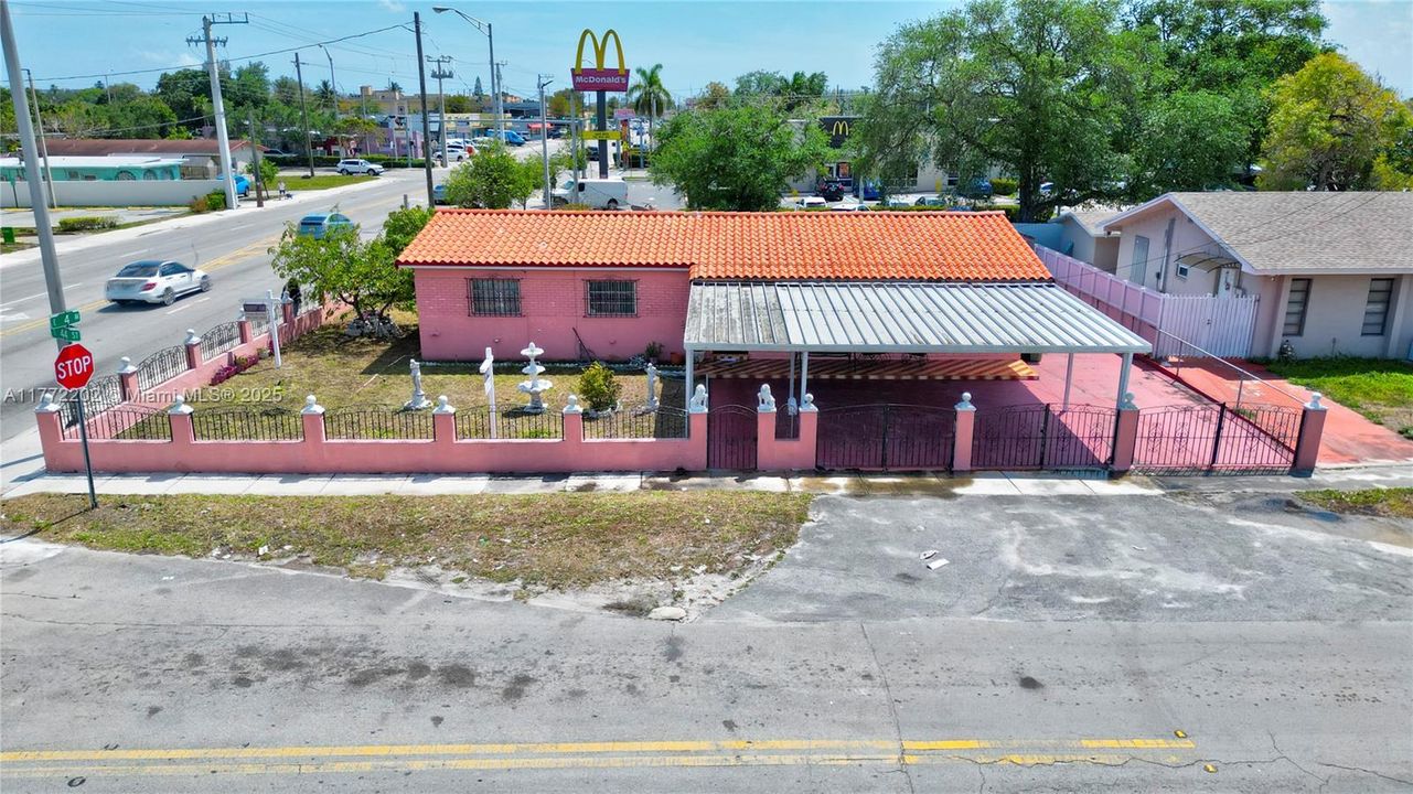 Activo con contrato: $610,000 (4 camas, 2 baños, 1731 Pies cuadrados)