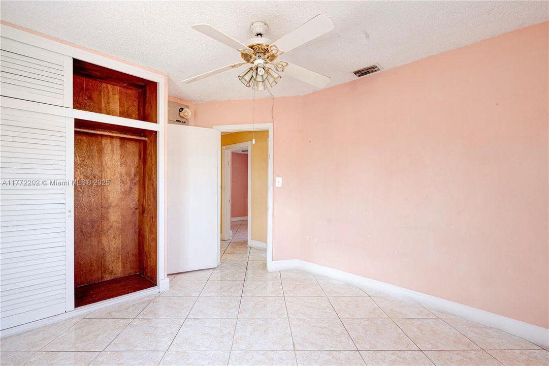 Activo con contrato: $610,000 (4 camas, 2 baños, 1731 Pies cuadrados)