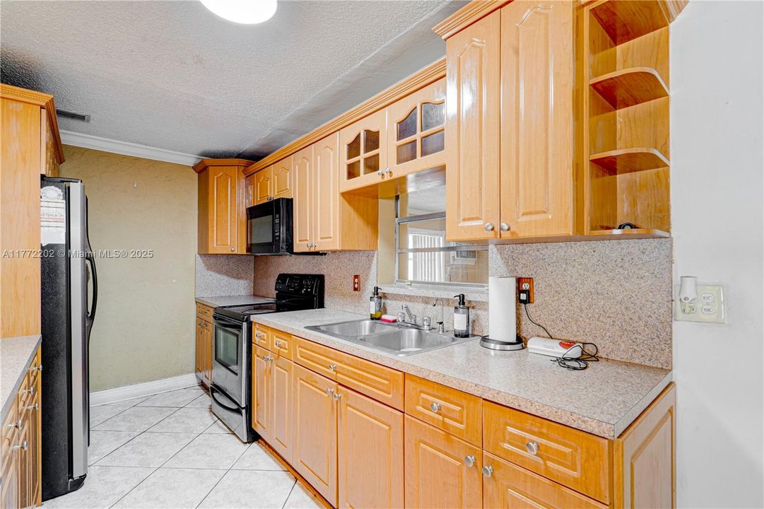 Activo con contrato: $610,000 (4 camas, 2 baños, 1731 Pies cuadrados)