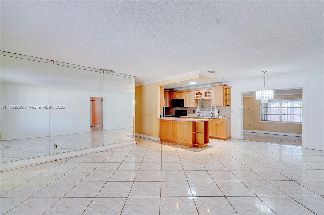 Activo con contrato: $610,000 (4 camas, 2 baños, 1731 Pies cuadrados)