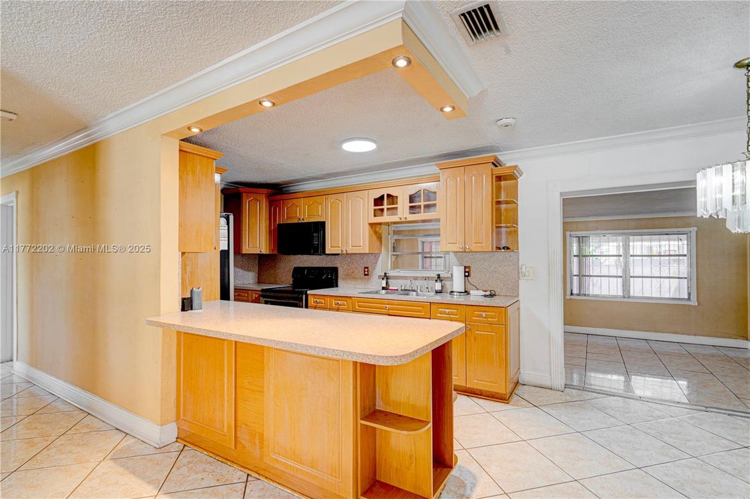 Activo con contrato: $610,000 (4 camas, 2 baños, 1731 Pies cuadrados)