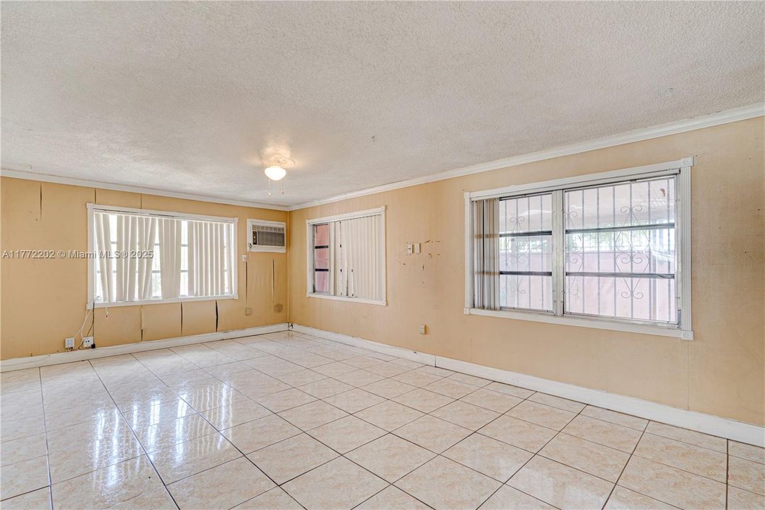 Activo con contrato: $610,000 (4 camas, 2 baños, 1731 Pies cuadrados)