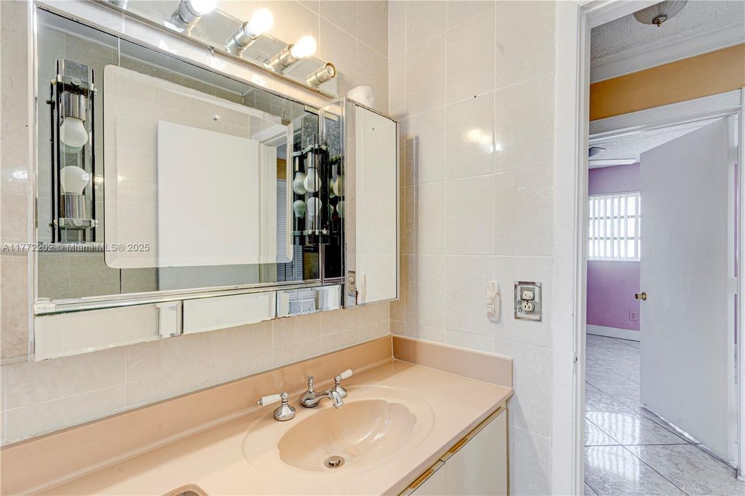 Activo con contrato: $610,000 (4 camas, 2 baños, 1731 Pies cuadrados)