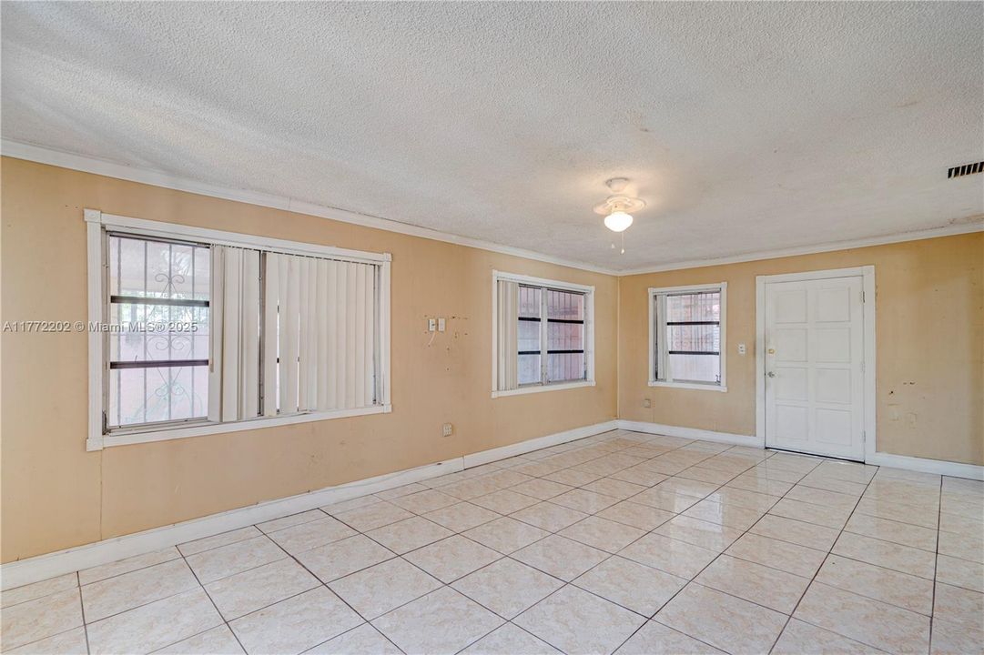 Activo con contrato: $610,000 (4 camas, 2 baños, 1731 Pies cuadrados)