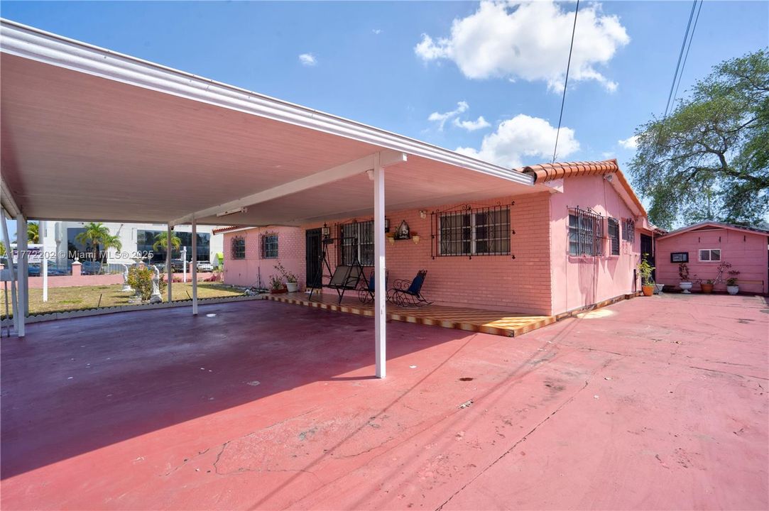 Activo con contrato: $610,000 (4 camas, 2 baños, 1731 Pies cuadrados)