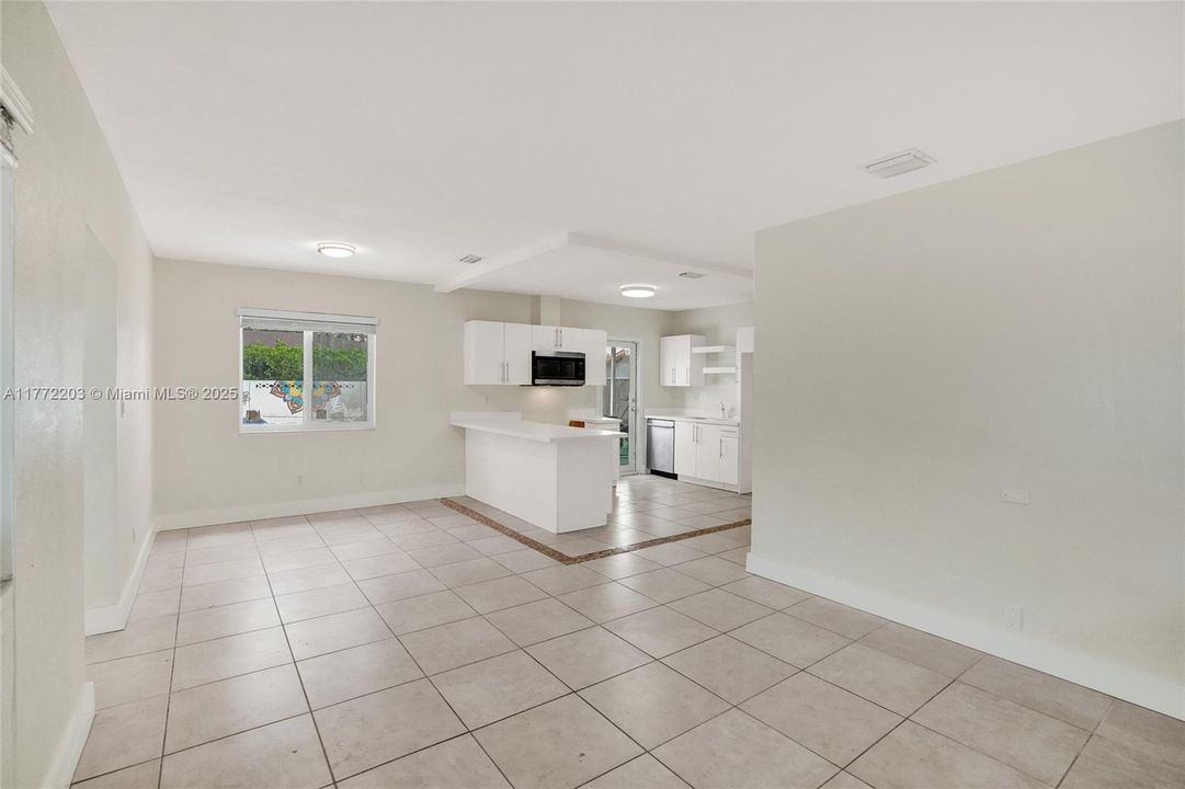 Recently Sold: $600,000 (3 beds, 1 baths, 960 Square Feet)