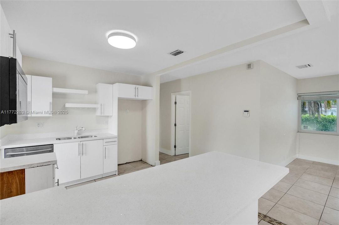 Recently Sold: $600,000 (3 beds, 1 baths, 960 Square Feet)