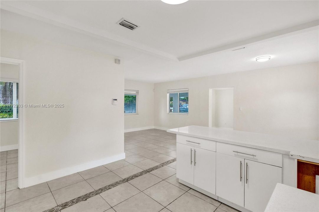 Recently Sold: $600,000 (3 beds, 1 baths, 960 Square Feet)
