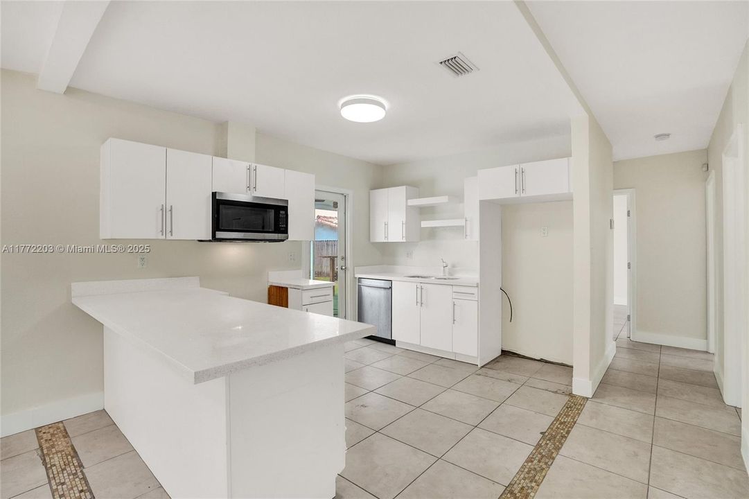 Recently Sold: $600,000 (3 beds, 1 baths, 960 Square Feet)