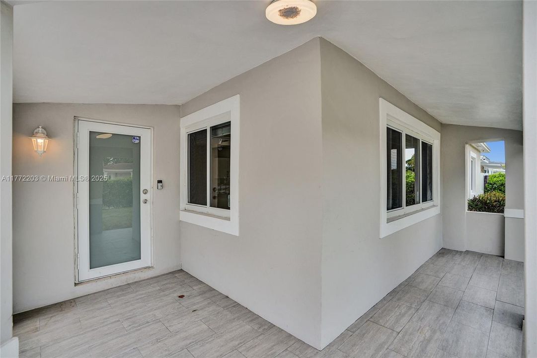 Recently Sold: $600,000 (3 beds, 1 baths, 960 Square Feet)