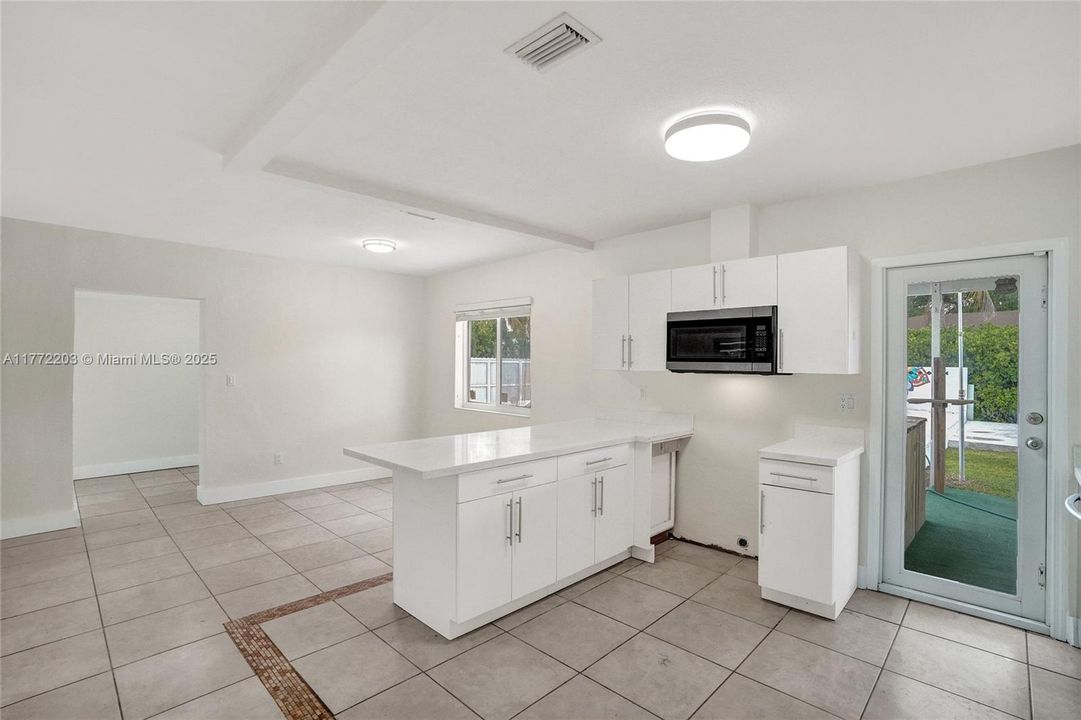 Recently Sold: $600,000 (3 beds, 1 baths, 960 Square Feet)