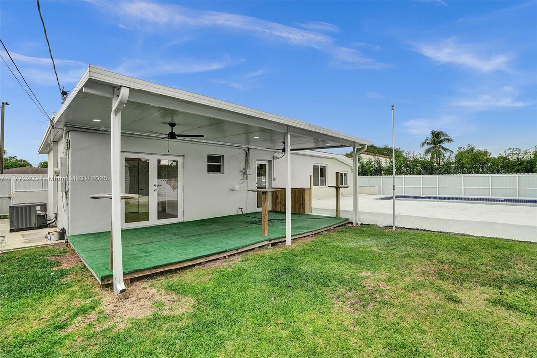 Recently Sold: $600,000 (3 beds, 1 baths, 960 Square Feet)