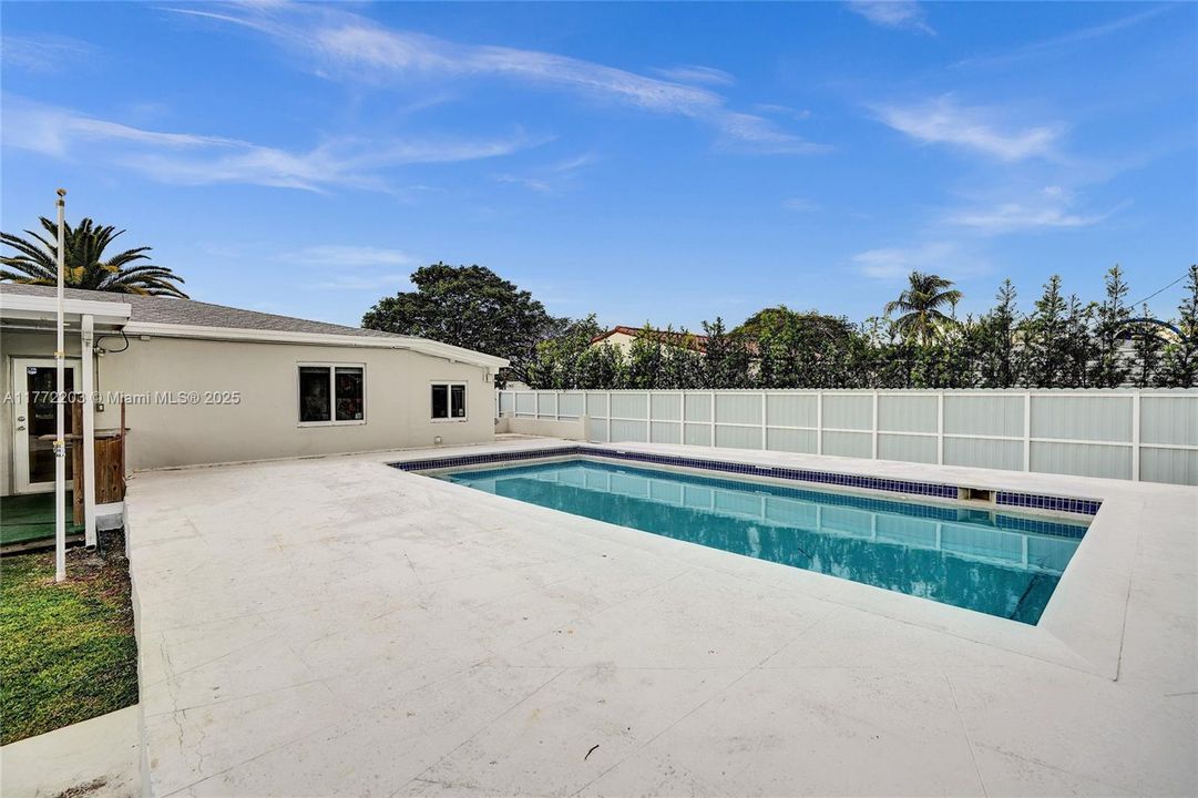 Recently Sold: $600,000 (3 beds, 1 baths, 960 Square Feet)