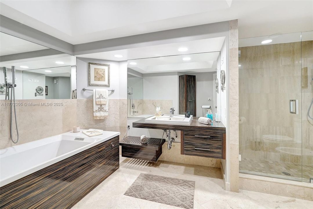 最近售出: $1,175,000 (2 贝兹, 2 浴室, 2120 平方英尺)