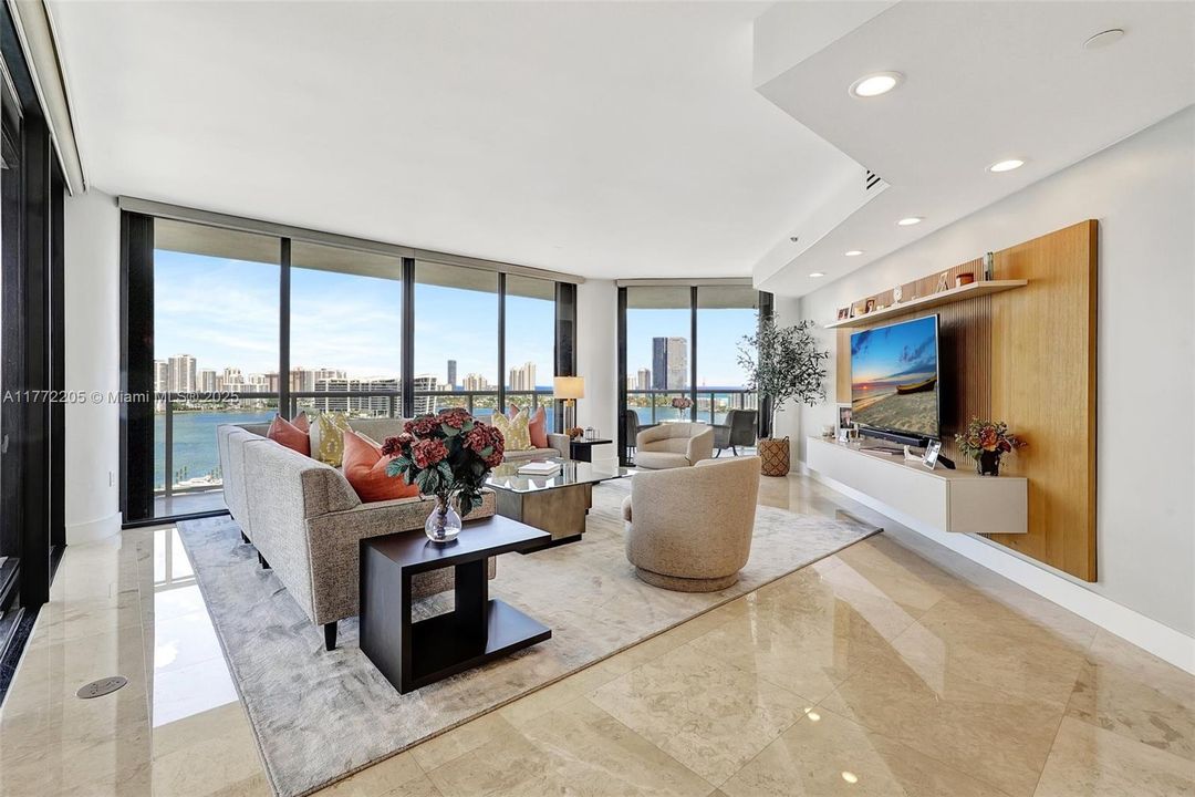 最近售出: $1,175,000 (2 贝兹, 2 浴室, 2120 平方英尺)