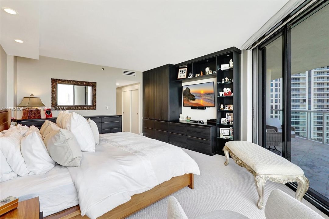 最近售出: $1,175,000 (2 贝兹, 2 浴室, 2120 平方英尺)