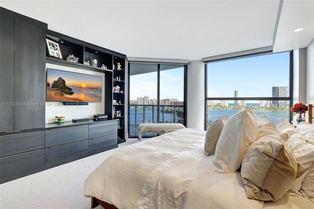 最近售出: $1,175,000 (2 贝兹, 2 浴室, 2120 平方英尺)