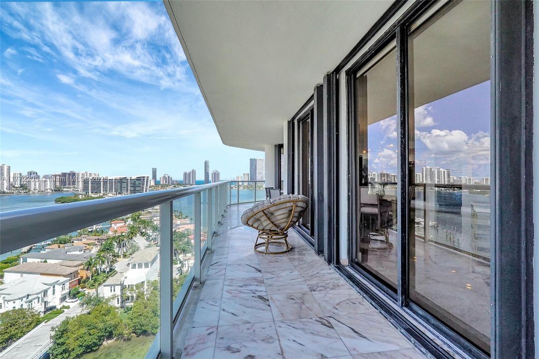 最近售出: $1,175,000 (2 贝兹, 2 浴室, 2120 平方英尺)