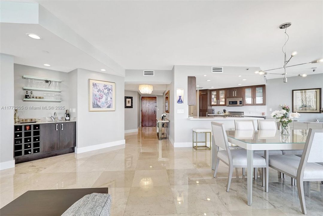 最近售出: $1,175,000 (2 贝兹, 2 浴室, 2120 平方英尺)