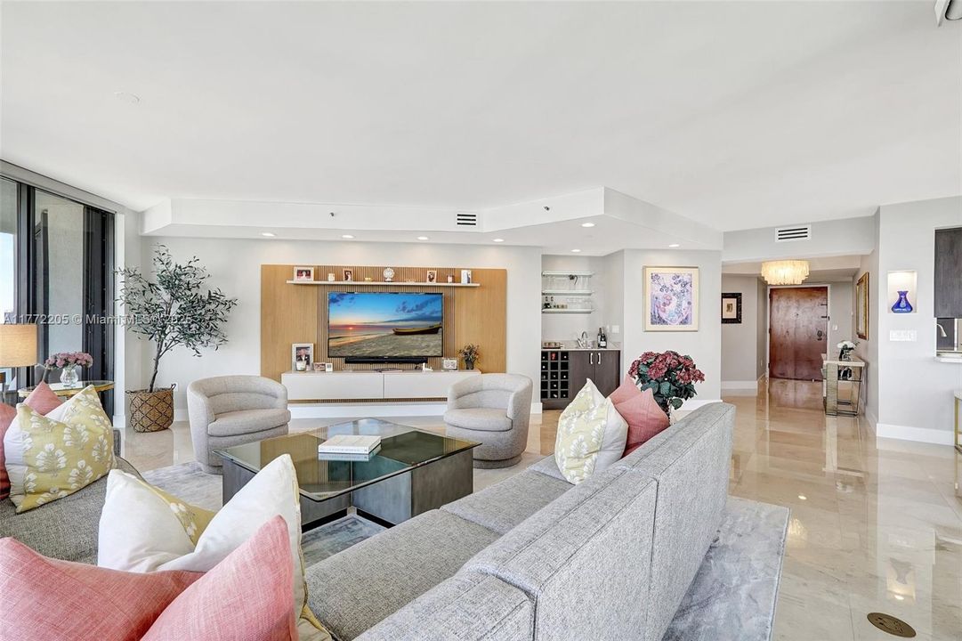 最近售出: $1,175,000 (2 贝兹, 2 浴室, 2120 平方英尺)