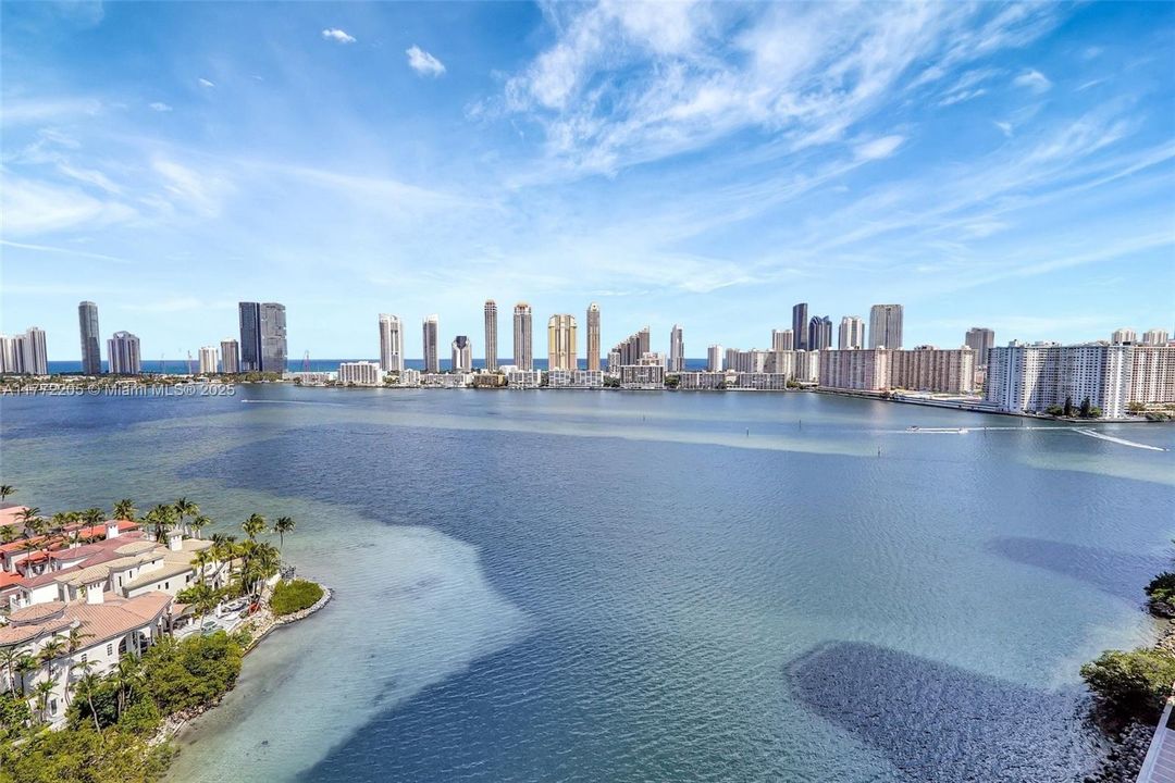 最近售出: $1,175,000 (2 贝兹, 2 浴室, 2120 平方英尺)