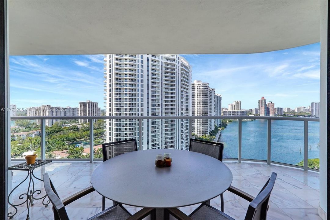 最近售出: $1,175,000 (2 贝兹, 2 浴室, 2120 平方英尺)