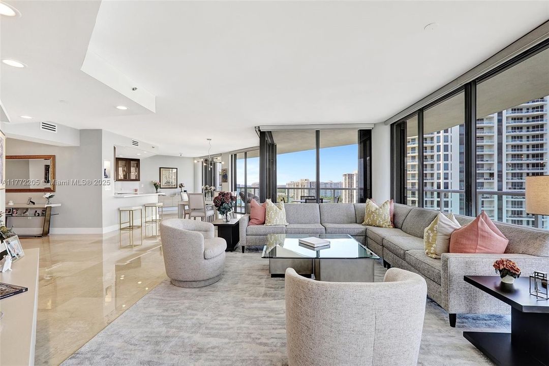 最近售出: $1,175,000 (2 贝兹, 2 浴室, 2120 平方英尺)