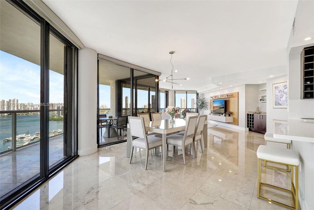 最近售出: $1,175,000 (2 贝兹, 2 浴室, 2120 平方英尺)